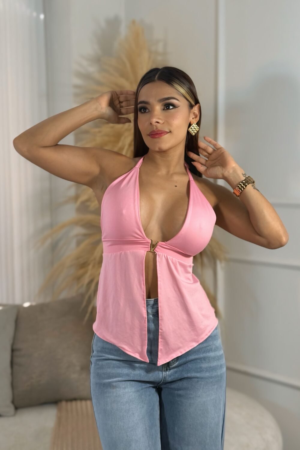 BLUSA CON ESCOTE Y HERRAJE